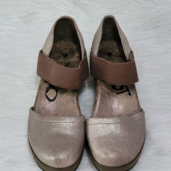 USED IN GREAT CONDITION, OTBT SANDALS IN BRONZE COLOR! - Picture 6 of 7